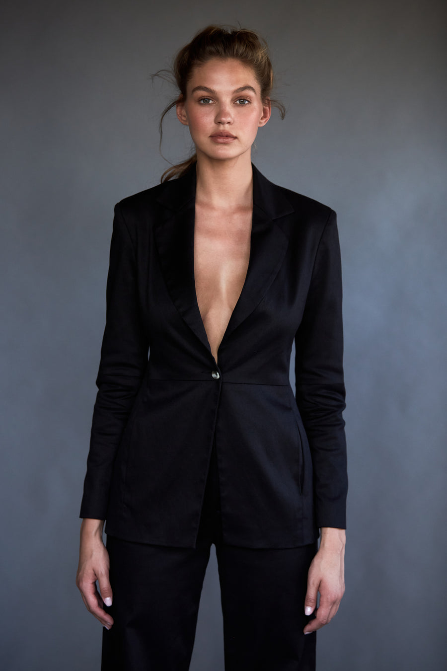 FITTED BLAZER WITH SEAM DETAIL